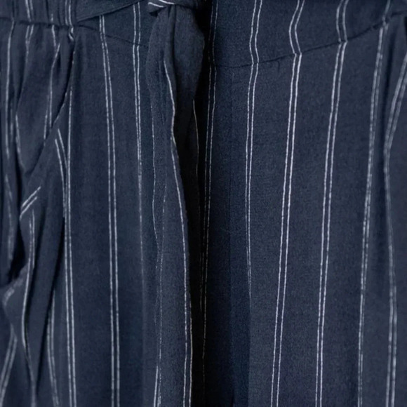 Aritzia Wilfred | FAUN PANT Pinstripe, wide-leg pant | Grey &‎ White | XS - Picture 8 of 8